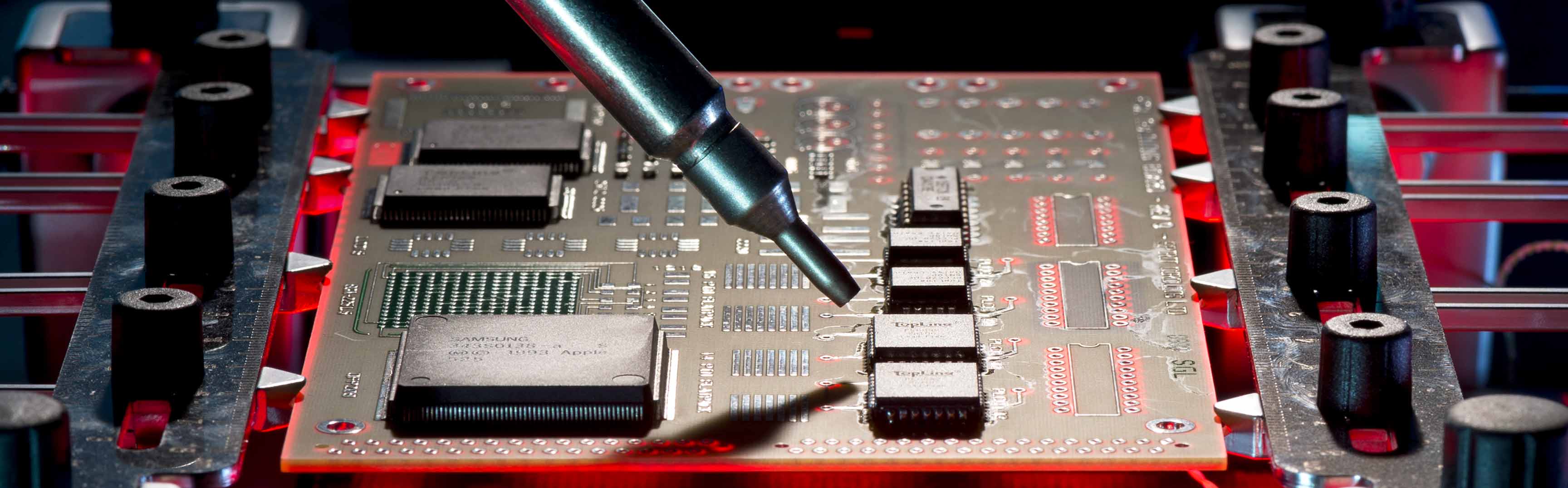 ESA Training: Handlöten eines Bauteiles mittels Infrarotunterstützung